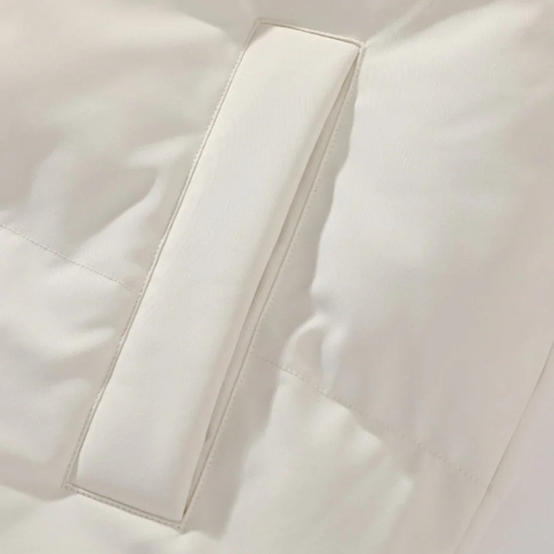 Women's hooded puffer jacket with insulation