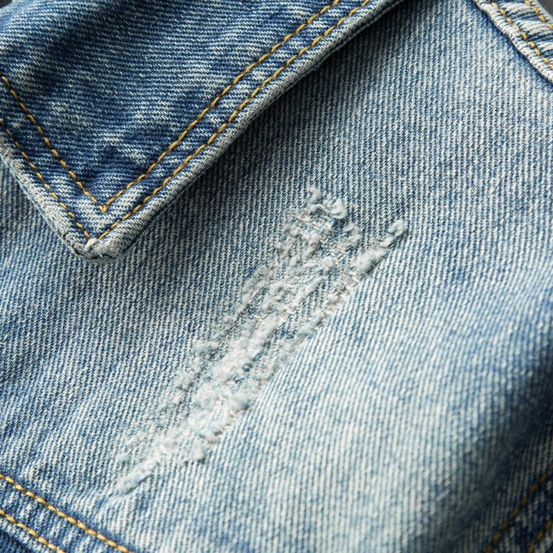 Men's Denim Jacket With Timeless Design