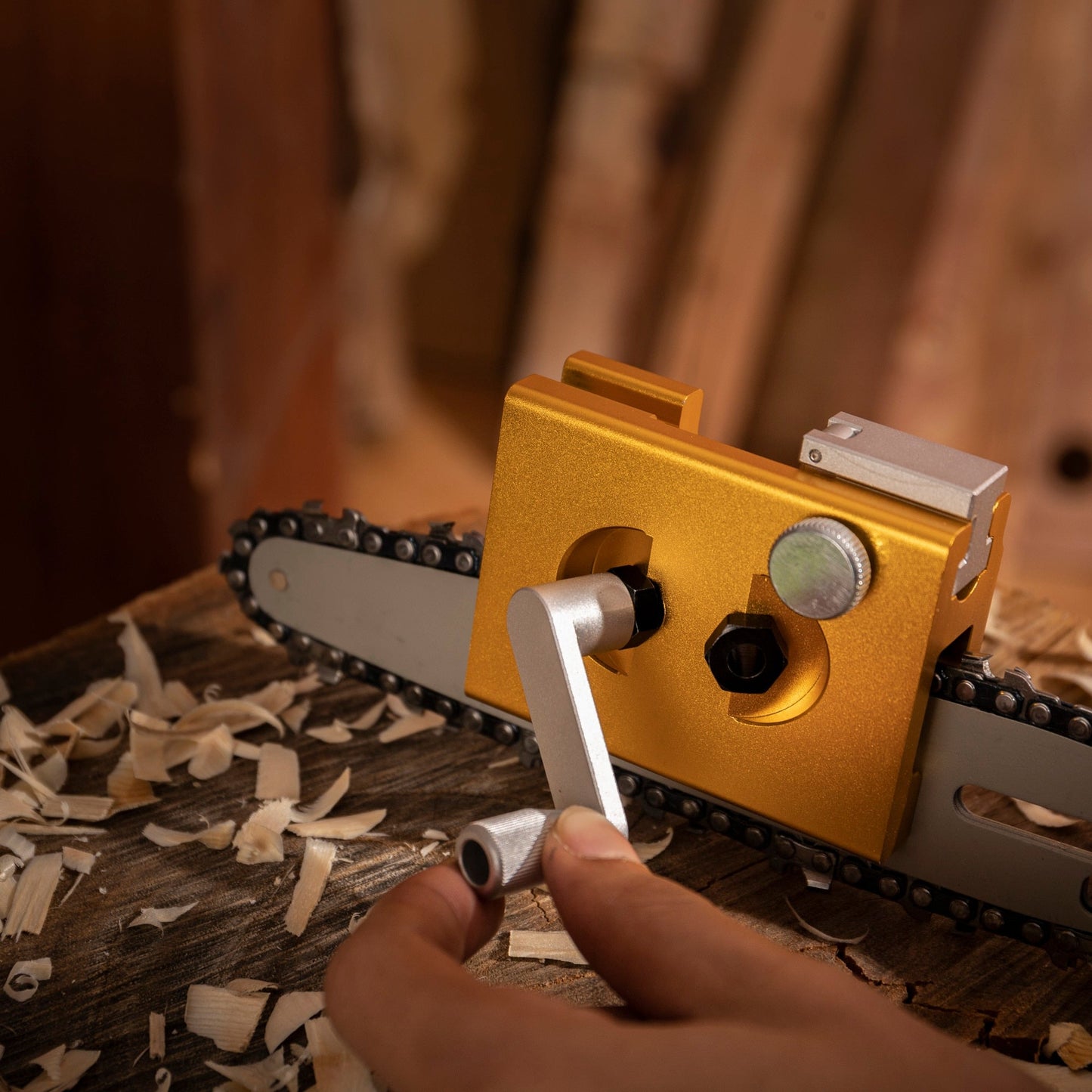Portable chainsaw sharpening tool