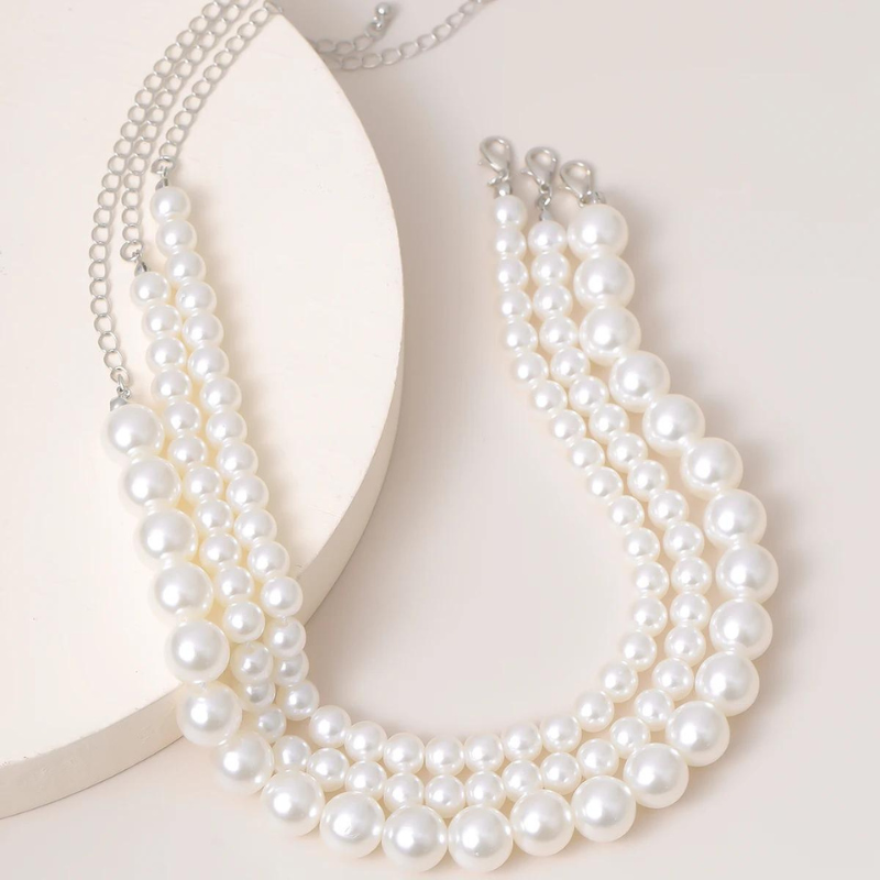 Multilayered pearl necklace
