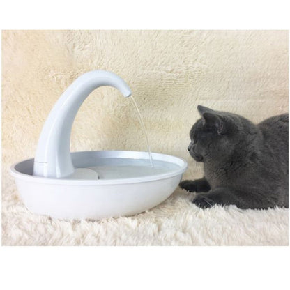 Automatic drinking fountain for cats