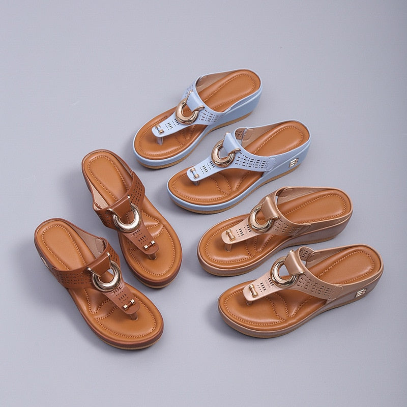 Beach sandals with toe strap