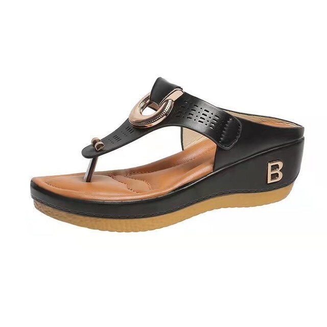 Beach sandals with toe strap