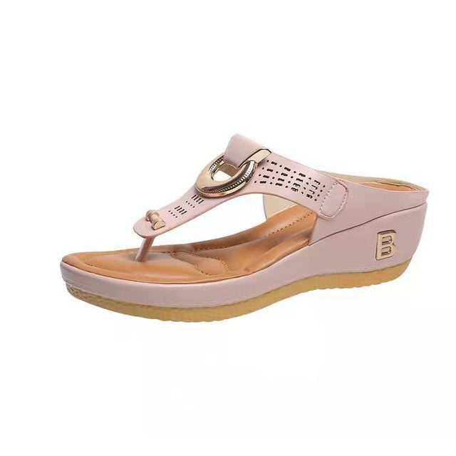 Beach sandals with toe strap