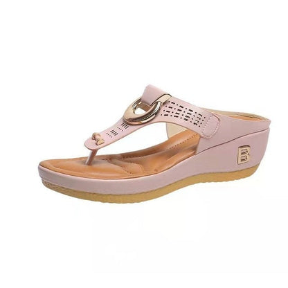 Beach sandals with toe strap