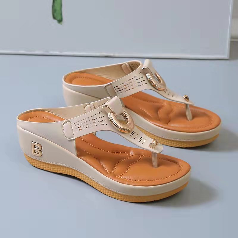 Beach sandals with toe strap