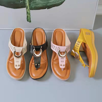 Beach sandals with toe strap
