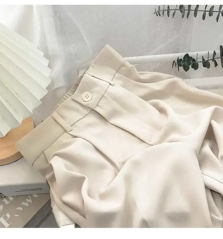 Elasticated women's high-waisted trousers