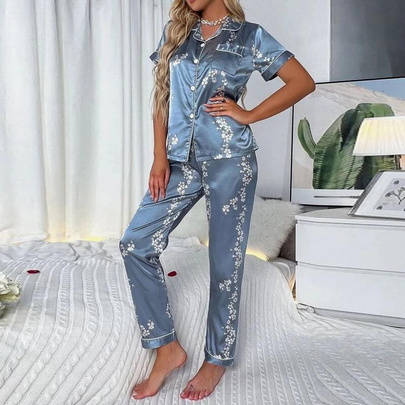 Elegant women's long-sleeved pyjamas