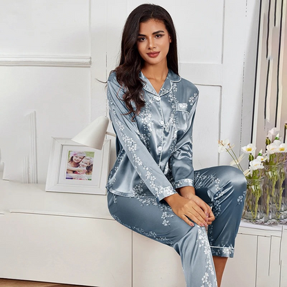 Elegant women's long-sleeved pyjamas