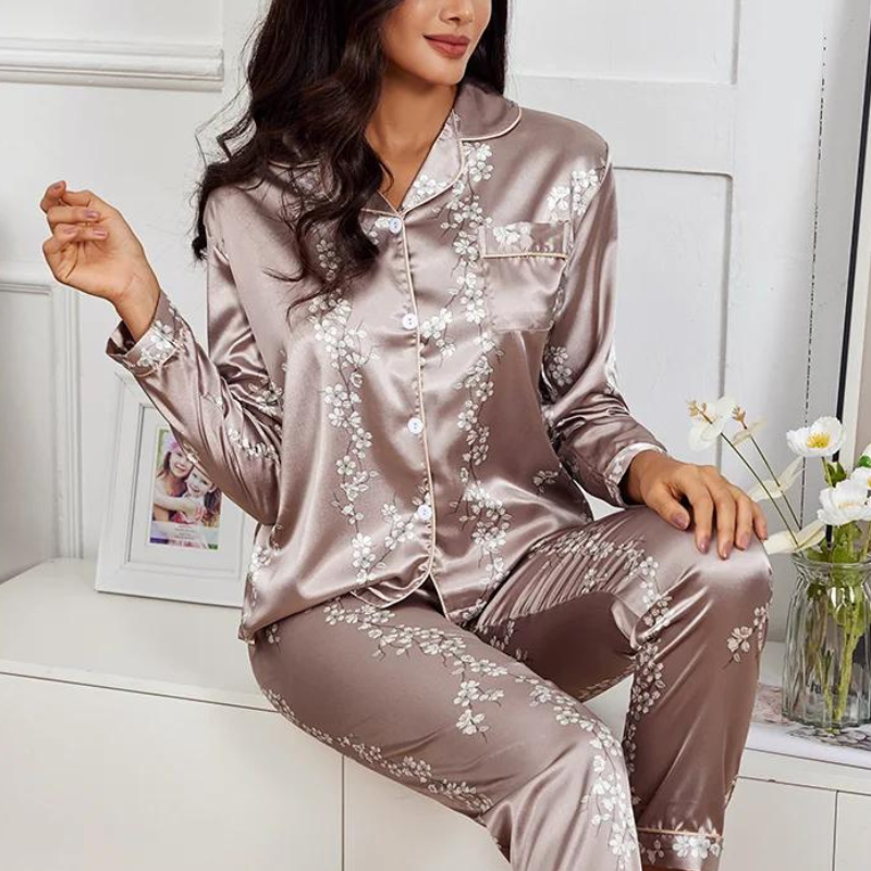 Elegant women's long-sleeved pyjamas