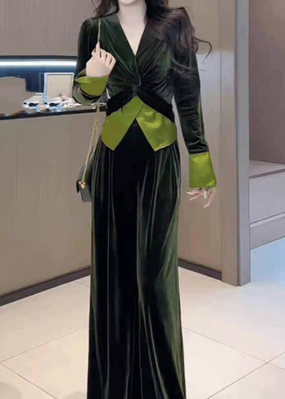 Ladies two-piece set with V-neck and wide legs