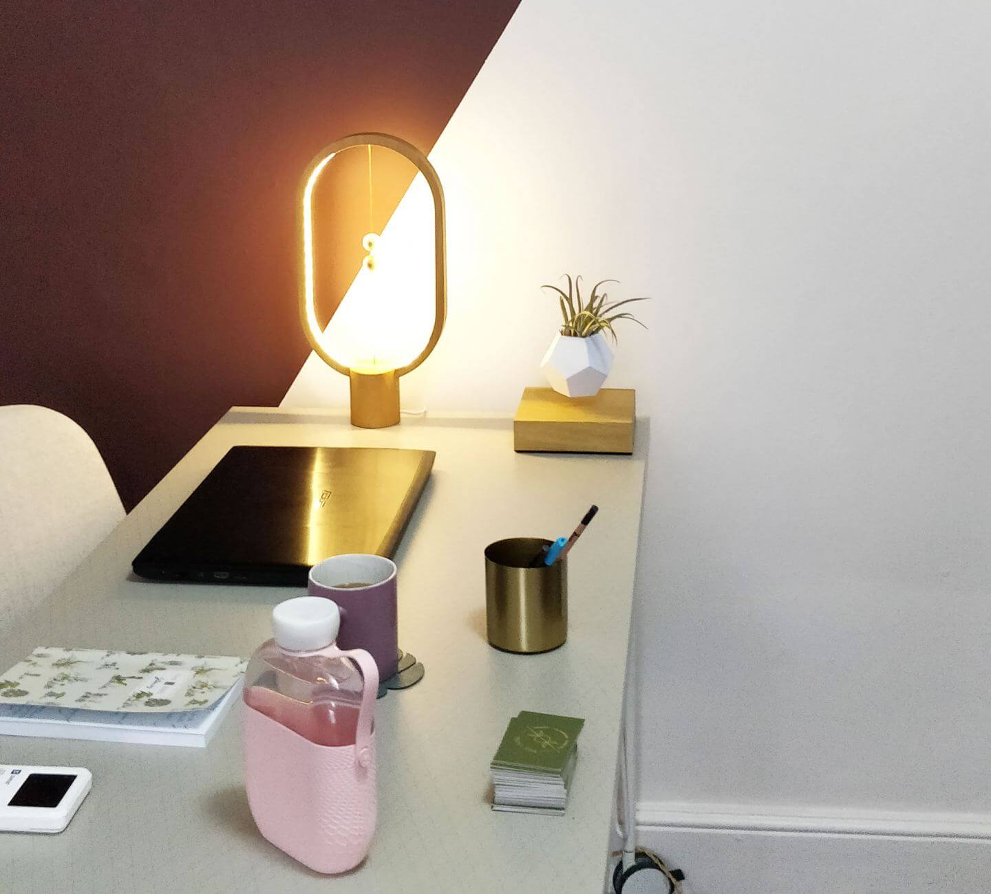 Magnetic LED balance lamp