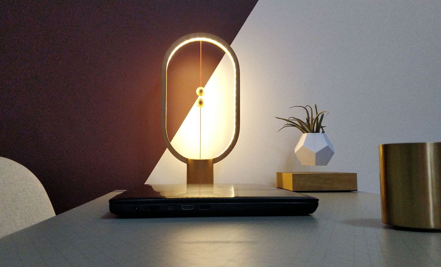 Magnetic LED balance lamp