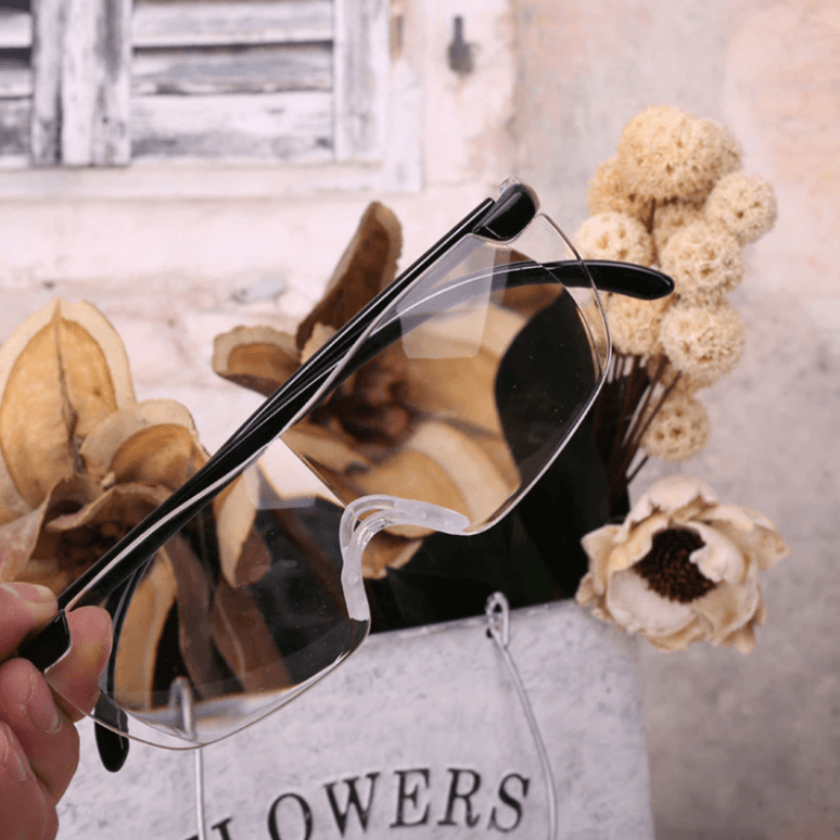 Magnifying glasses | 250-degree vision
