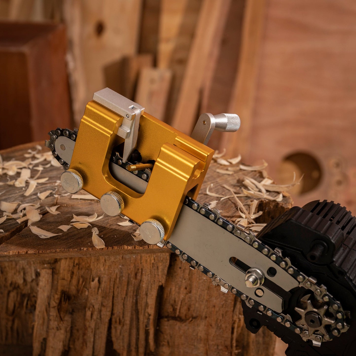 Portable chainsaw sharpening tool