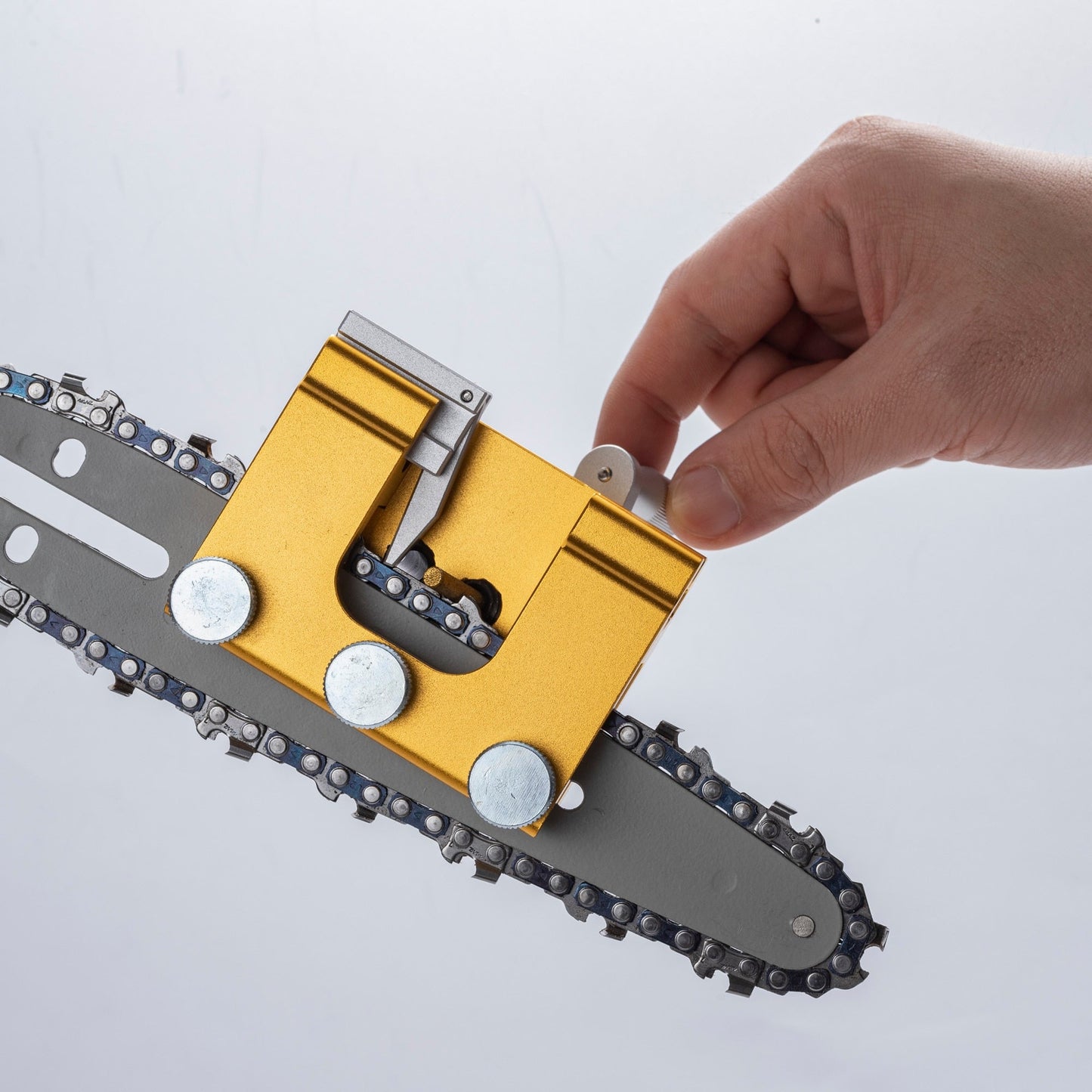 Portable chainsaw sharpening tool