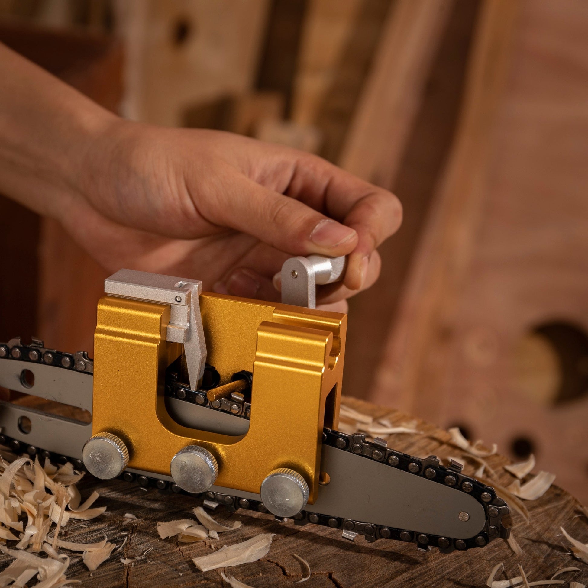 Portable chainsaw sharpening tool