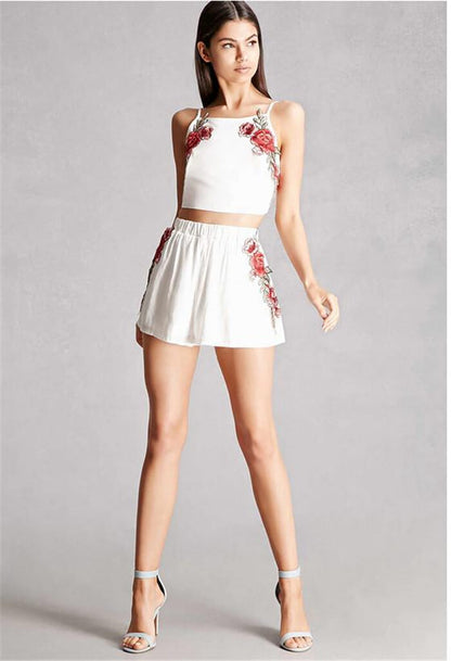 Set with embroidered crop top and shorts with flowers