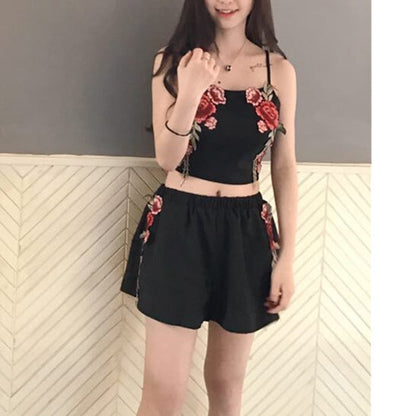 Set with embroidered crop top and shorts with flowers