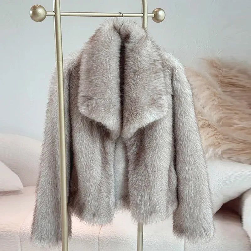 Short Women's Jacket Trendy Faux Fur for Autumn and Winter