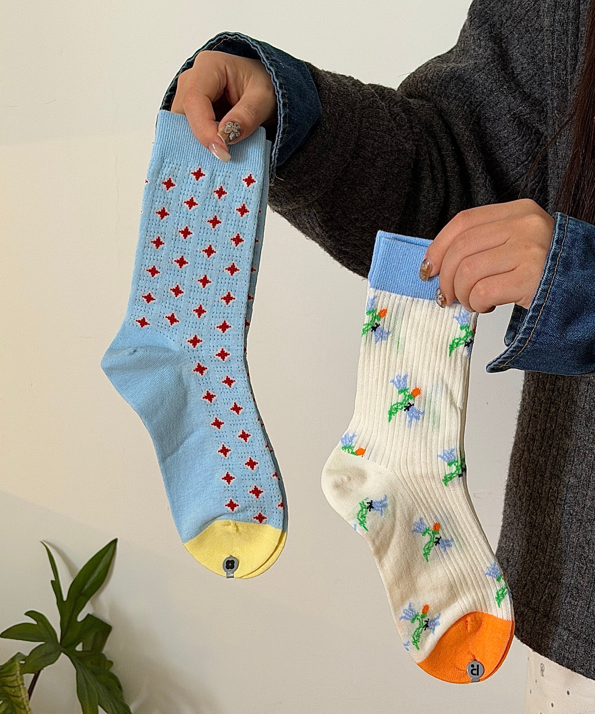 Unisex Mid Calf Socks Jacquard Design Breathable 4