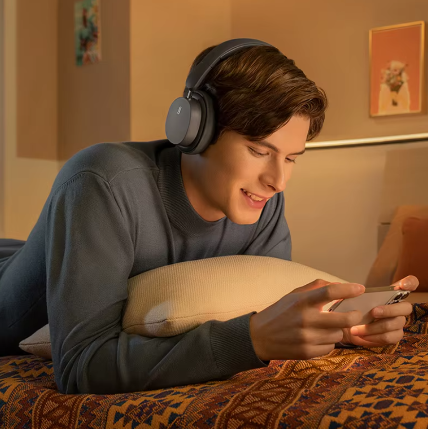 Wireless Bluetooth headphones | 3D sound and noice cancellation - 70 hours playing time - pair with 2 devices