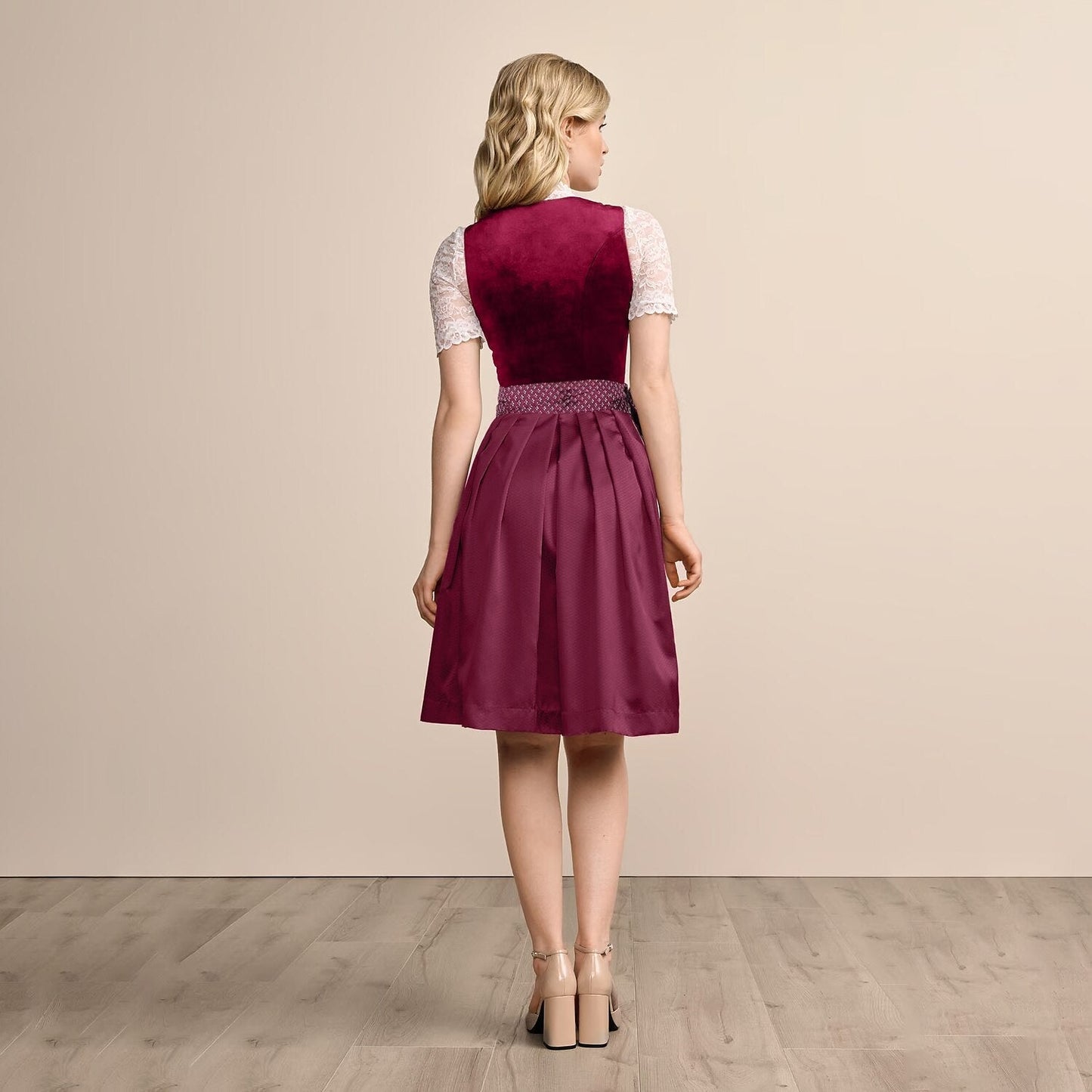 Women's Dirndl Dress With Floral Embroidery And Schürze For Oktoberfest