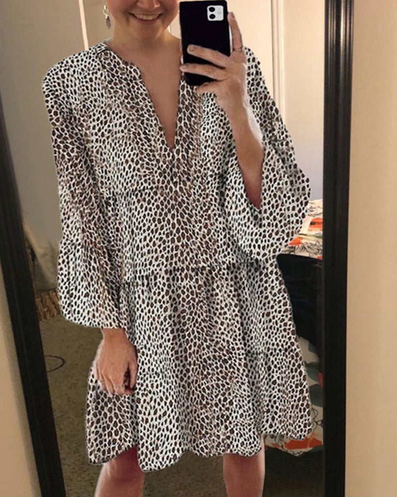 Women's Knee-length Dress with Leopard Print and V-Ausschnitt