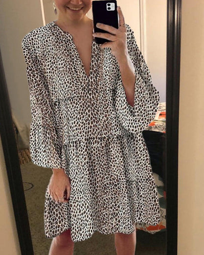 Women's Knee-length Dress with Leopard Print and V-Ausschnitt