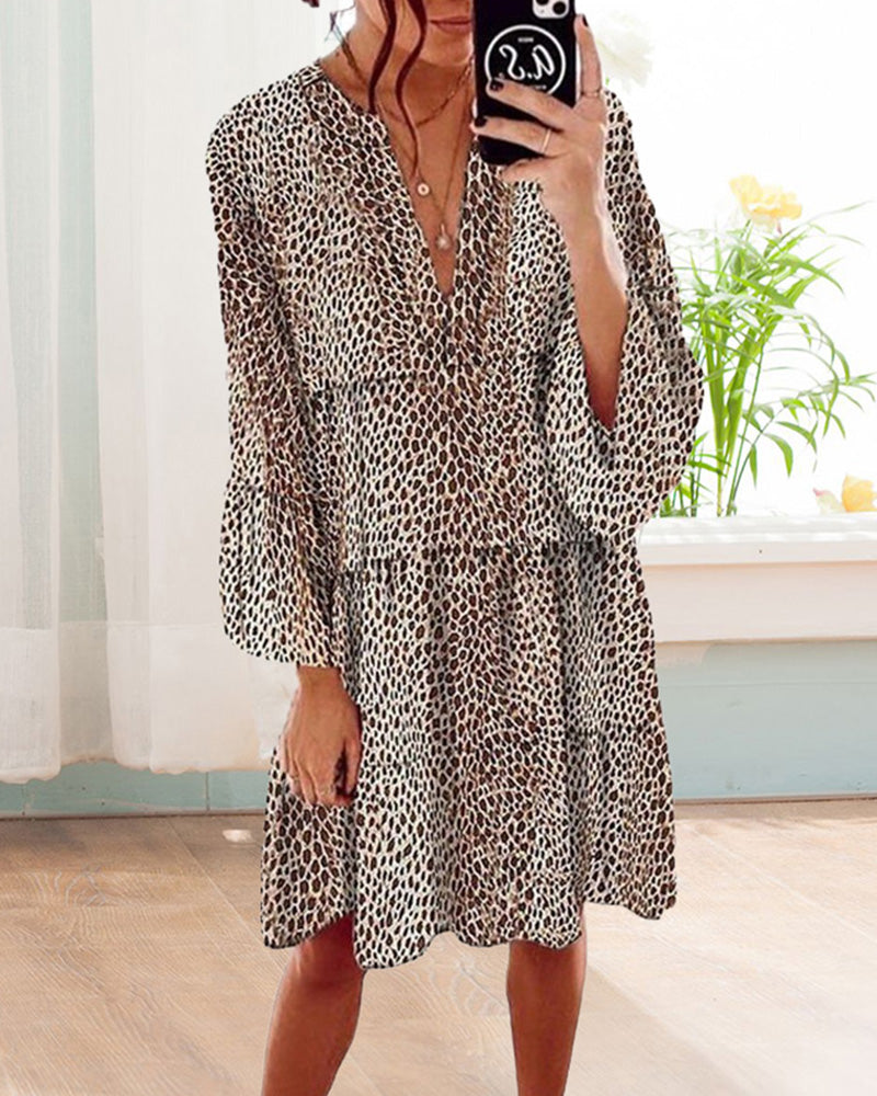 Women's Knee-length Dress with Leopard Print and V-Ausschnitt