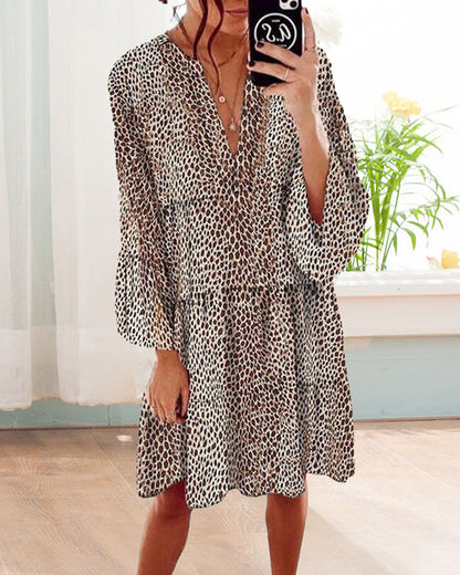 Women's Knee-length Dress with Leopard Print and V-Ausschnitt