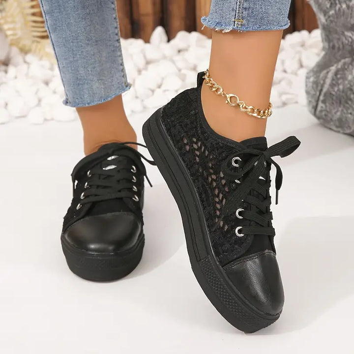 Women's Sneakers Crocheted with Lacing and Reinforced Heel