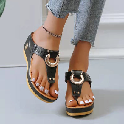 Beach sandals with toe strap