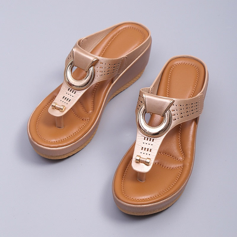 Beach sandals with toe strap