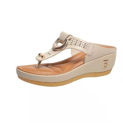 Beach sandals with toe strap