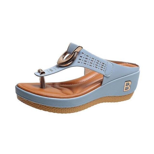 Beach sandals with toe strap