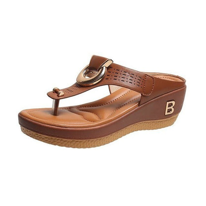 Beach sandals with toe strap