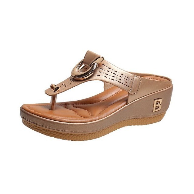 Beach sandals with toe strap