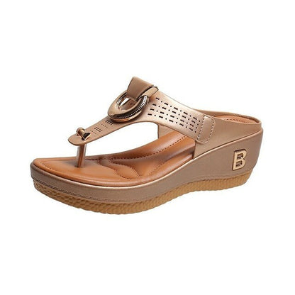 Beach sandals with toe strap